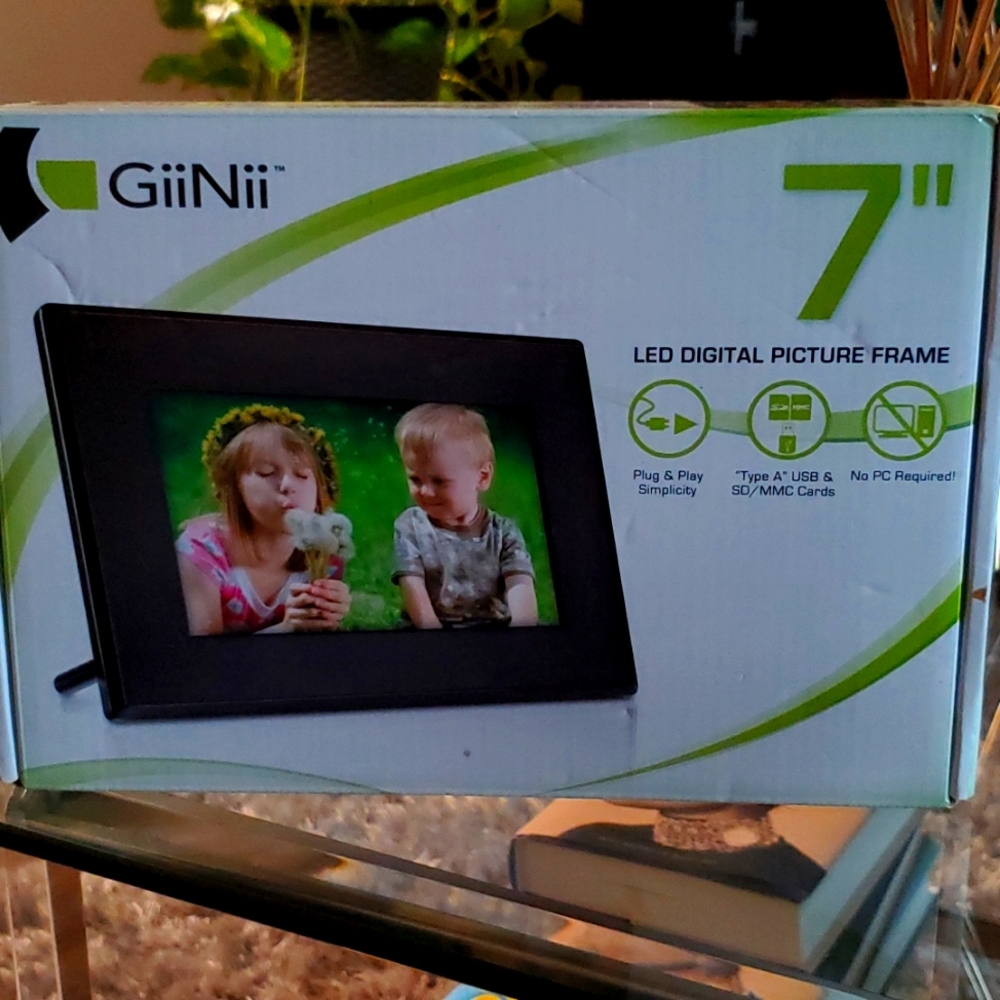 GiiNii 7" Digital Picture Frame